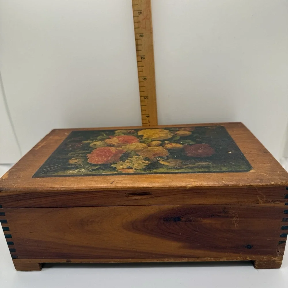 Cedar VTG Footed Keepsake Trinket Jewelry Dovetail Hinged Box Floral Print